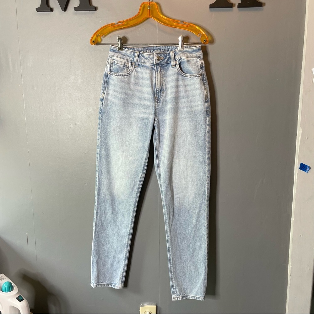 American eagle Light wash denim mom Jeans size 2 regular